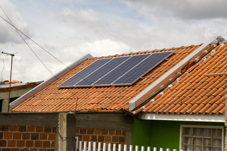 É seguro instalar energia solar em imóveis antigos?
